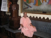 gurudevachanting.jpg