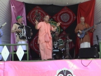 chanting2.jpg