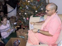 Gurudeva_and_kids_Chris.jpg