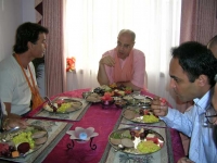 prasadamtime2.jpg prasadamtime2.jpg