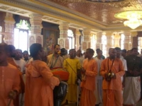 tirupatimayapurleading_kirtan.jpg